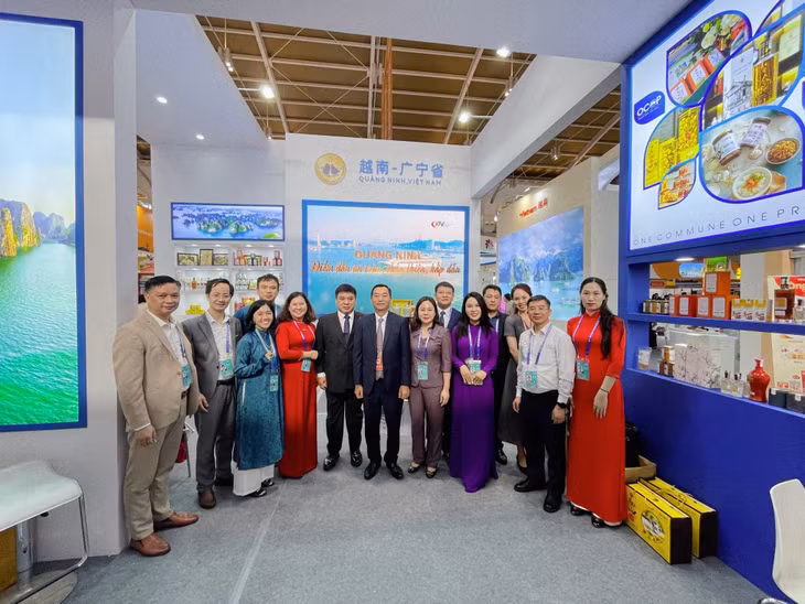 Ông Hoàng Minh Sơn, Tổng lãnh sự quán Việt Nam tại Côn Minh và ông Lê Hoàng Tài, Phó Cục trưởng Cục XTTM ( Bộ Công Thương) tới thăm và chụp ảnh lưu niệm tại gian hàng của tỉnh Quảng Ninh. Ảnh: Trung tâm Xúc tiến và Phát triển Công Thương Quảng Ninh cung cấp