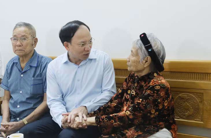 Đồng chí Nguyễn Xuân Ký, Ủy viên Trung ương Đảng, Bí thư Tỉnh ủy, Chủ tịch HĐND tỉnh ân cần thăm hỏi sức khỏe, cuộc sống hàng ngày của Mẹ Việt Nam Anh hùng Nguyễn Thị Thực.