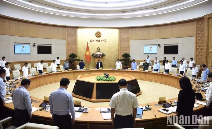 Thủ tướng Phạm Minh Chính và các đại biểu thành kính dành một phút mặc niệm tưởng nhớ Chủ tịch Hồ Chí Minh, các Anh hùng liệt sĩ, Tổng Bí thư Nguyễn Phú Trọng. (Ảnh: TRẦN HẢI)