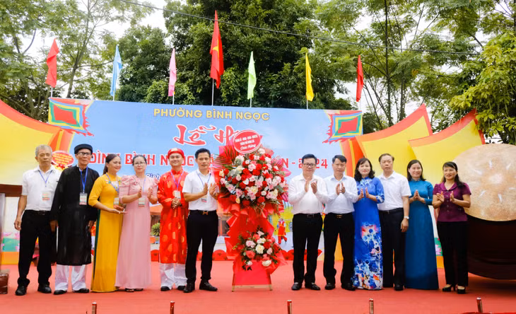 Lãnh đạo TP Móng Cái chúc mừng lễ hội.