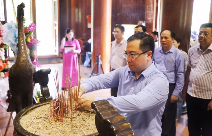 Đồng chí Đặng Xuân Phương, Phó Bí thư Tỉnh ủy, Trưởng đoàn ĐBQH tỉnh dâng hương tại Nhà tưởng niệm Chủ tịch Hồ Chí Minh, trong Khu di tích quốc gia đặc biệt Kim Liên (huyện Nam Đàn, tỉnh Nghệ An). Ảnh: Thanh Tùng