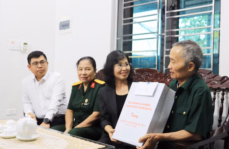 Đồng chí Trịnh Thị Minh Thanh, Phó Bí thư Thường trực Tỉnh ủy tặng quà cho bệnh binh Nguyễn Văn Dư, khu Đông Sơn 2, phường Cẩm Sơn, TP Cẩm Phả.