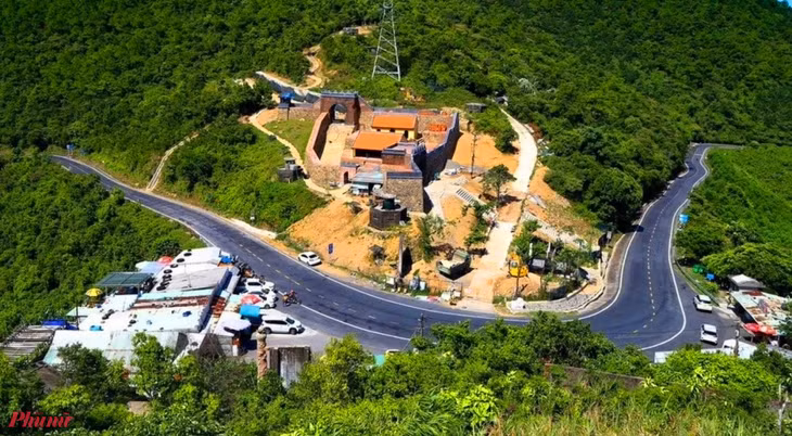 Di tích "Đệ nhất hùng quan" trên đỉnh đèo Hải Vân