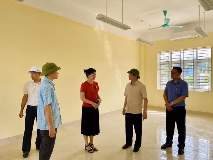 Lãnh đạo TP Hạ Long kiểm tra cơ sở vật chất tại các phòng học và công tác chuẩn bị cho năm học mới của Trường THPT Ngô Quyền.