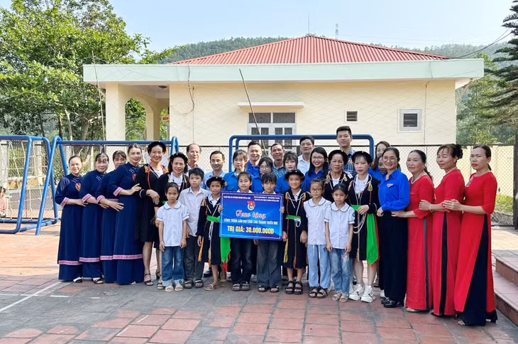 Thành Đoàn Hạ Long bàn giao sân vui chơi thiếu nhi tại thôn Đồng Đạng, xã Sơn Dương. Ảnh: Đơn vị cung cấp.