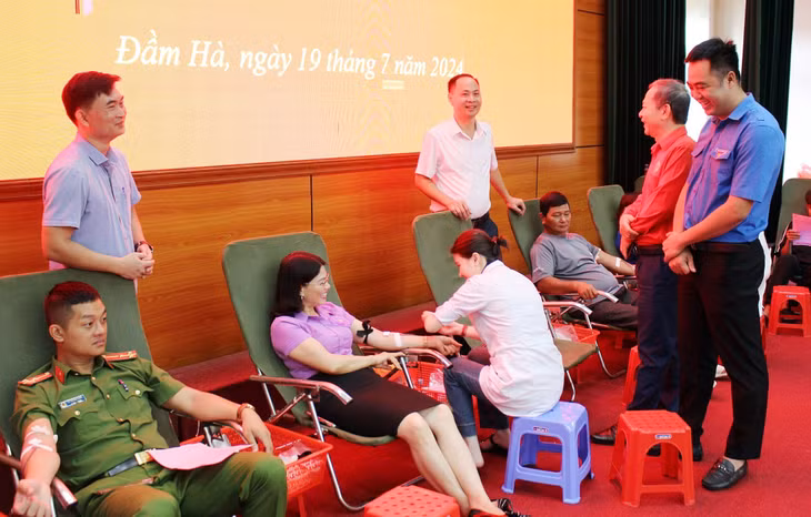 Lãnh đạo huyện Đầm Hà cùng cán bộ CCVCLĐ và nhân dân tham gia Ngày hội hiến máu tình nguyện năm 2024.