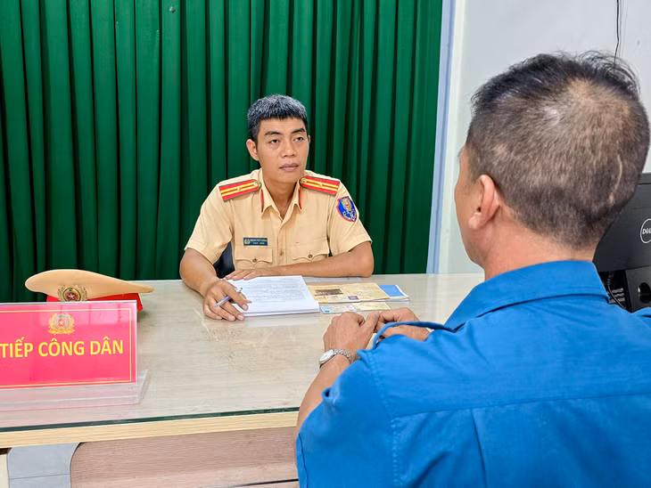 Ông N.P.H.P, tài xế xe buýt chạy ẩu làm việc tại cơ quan công an. Ảnh: PC08