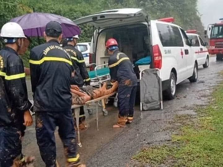 Lực lượng chức năng đưa các nạn nhân ra ngoài sau khi bị vùi lấp do sạt lở.