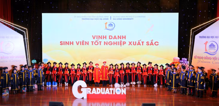 20 sinh viên tốt nghiệp loại xuất sắc năm 2024 được Ban Giám hiệu nhà trường trao bằng tốt nghiệp và vinh danh.