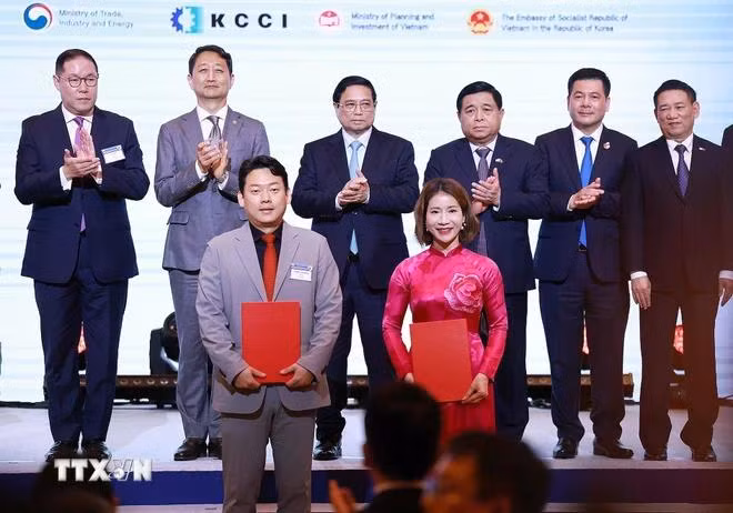 Thủ tướng Phạm Minh Chính chứng kiến trao biên bản hợp tác giữa doanh nghiệp Việt Nam và Hàn Quốc. (Ảnh: Dương Giang/TTXVN)