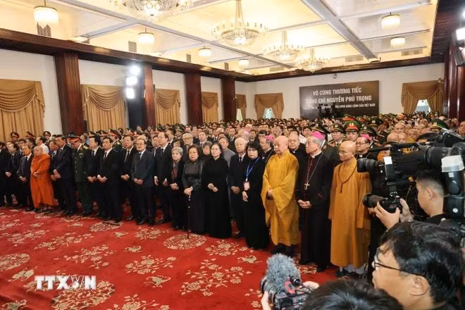 Đoàn đại biểu Thành ủy Hội đồng Nhân dân, Ủy ban Nhân dân, Mặt trận Tổ quốc Việt Nam Thành phố Hồ Chí Minh và các đồng chí lãnh đạo các cơ quan Trung ương phía Nam, các tỉnh thành phố phía Nam, cùng đông đảo các tầng lớp nhân dân, tôn giáo dân tộc dự lễ truy điệu Tổng Bí thư Nguyễn Phú Trọng. (Ảnh: Thanh Vũ/TTXVN)