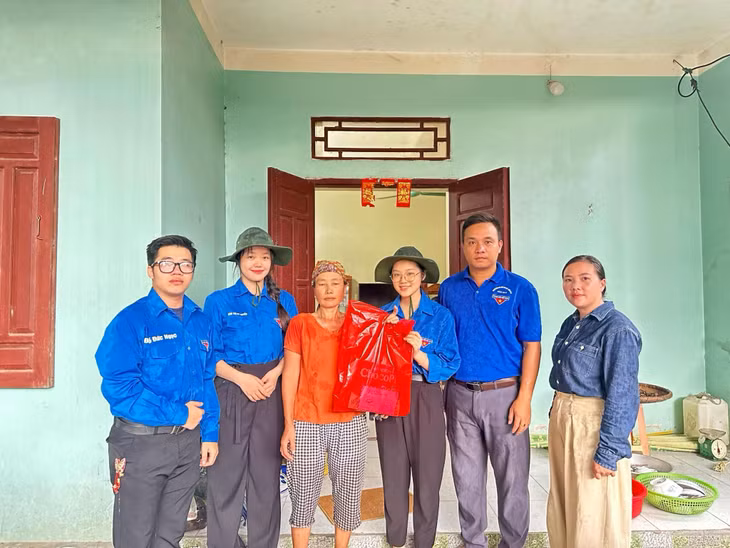 Bàn Thị Mỹ Duyên (thứ 2, trái sang) luôn năng nổ trong các hoạt động tình nguyện. Ảnh: Nhân vật cung cấp.