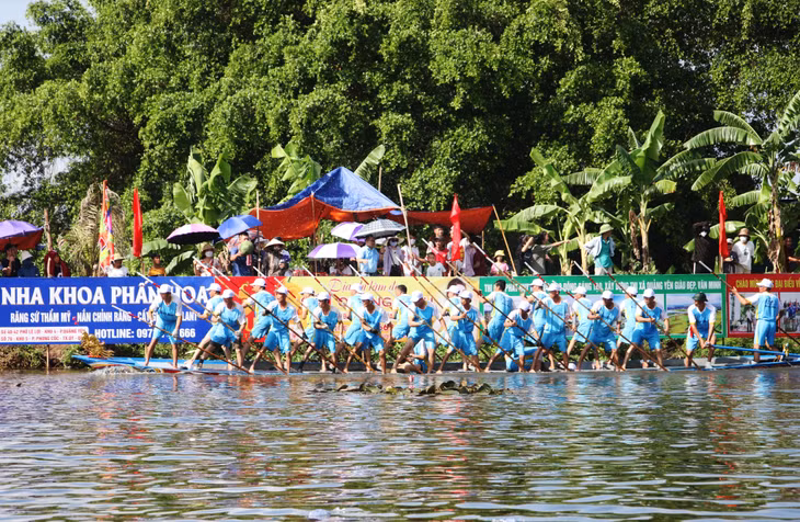 Các vận động viên tranh tài thi "bơi yết" nội dung nam tại Lễ hội Xuống đồng năm 2023. Ảnh Nguyễn Dung