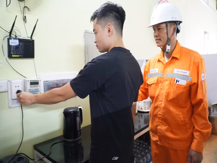 Rút phích cắm ấm siêu tốc ra khỏi nguồn điện khi không sử dụng.