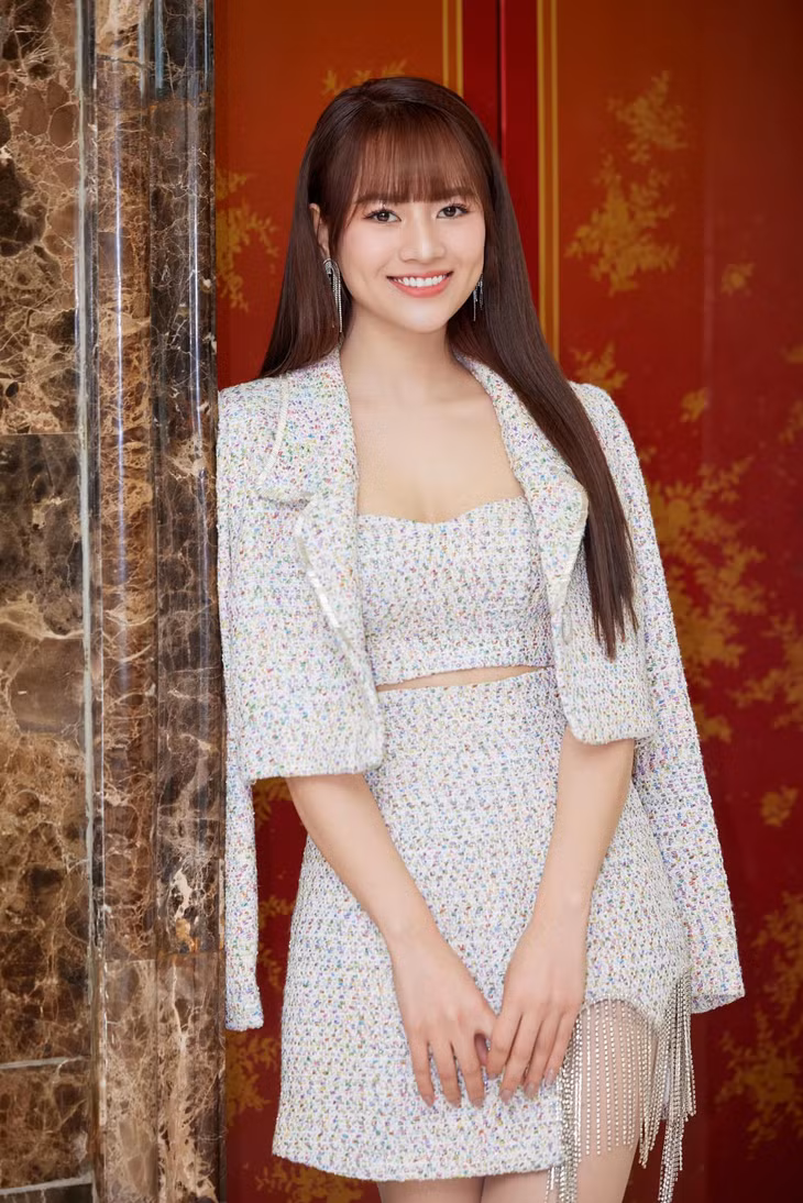 Vương Trọng Trí cho biết bố mẹ cũng ngồi xem phim "Mình yêu nhau, bình yên thôi" và thấy hoàn toàn bình thường khi con dâu đóng cảnh tình cảm với người khác.