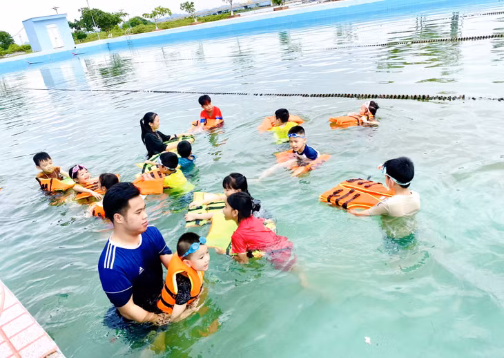 Ban Chỉ đạo hoạt động hè phường Đại Yên tổ chức khai mạc lớp bơi hè 2024 cho thanh thiếu nhi trên địa bàn ngày 1/7/2024.