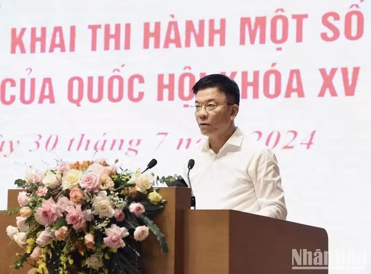 Phó Thủ tướng Chính phủ Lê Thành Long báo cáo tại Hội nghị.