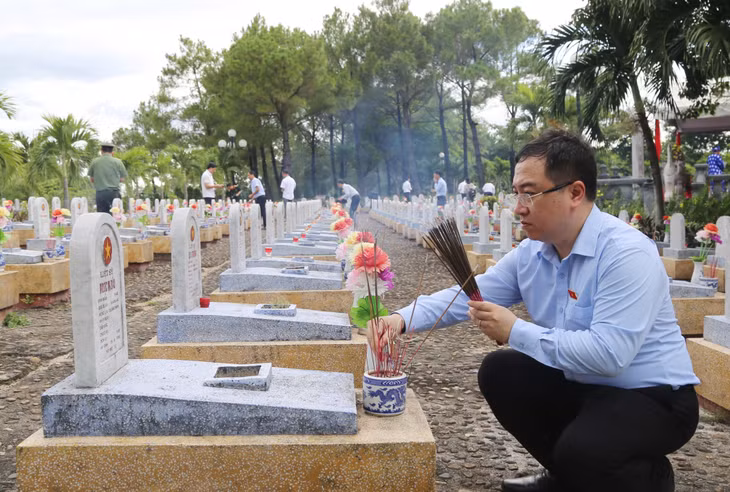 Đồng chí Đặng Xuân Phương, Phó Bí thư Tỉnh ủy, Trưởng Đoàn ĐBQH tỉnh thắp hương các phần mộ liệt sĩ tỉnh Quảng Ninh tại Nghĩa trang liệt sĩ Quốc gia Đường 9. Ảnh: Nguyễn Thanh