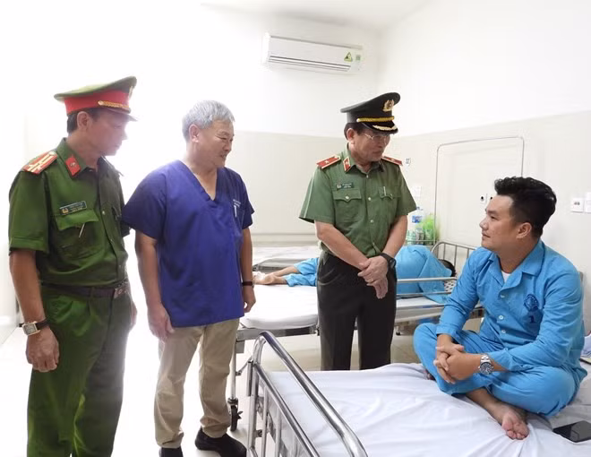 Thiếu tướng Vũ Xuân Viên, Giám đốc Công an TP Đà Nẵng thăm hỏi đồng đội. Ảnh: Bảo Ngọc