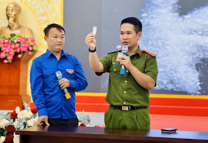 Cán bộ Phòng Cảnh sát điều tra tội phạm về ma túy (Công an tỉnh) hướng dẫn công nhân Công ty Than Hạ Long phân biệt các loại ma túy phổ biến hiện nay. Ảnh; Hằng Ngần