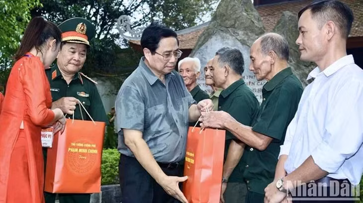 Thủ tướng Phạm Minh Chính tặng quà các thương binh, gia đình chính sách tiêu biểu ở huyện Đại Từ, tỉnh Thái Nguyên, ngày 27/7/2024. (Ảnh: TRẦN HẢI)