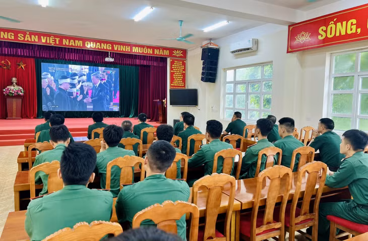 Ban CHQS TP Hạ Long tổ chức cho cán bộ, chiến sĩ theo dõi trực tuyến lễ viếng Tổng Bí thư Nguyễn Phú Trọng tại hội trường của đơn vị.
