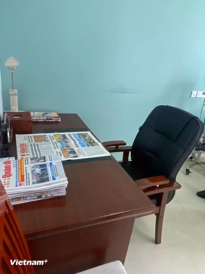Trên chiếc bàn làm việc còn nguyên những tờ báo được xếp gọn gàng mỗi ngày của Tổng Bí thư. (Ảnh: PV/Vietnam+)