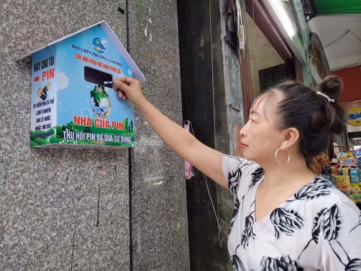 Người dân thu gom các viên pin cũ đã qua sử dụng, đến bỏ vào các điểm thu gom có tên “Nhà của pin”.