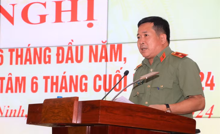 Thiếu tướng Đinh Văn Nơi, Giám đốc Công an tỉnh phát biểu tại hội nghị.