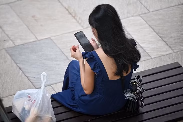 Các ngân hàng Singapore sẽ loại bỏ dần OTP trong ba tháng tới. Ảnh: ST