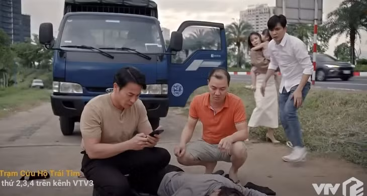 An Nhiên vì cứu bé Kitty mà bị xe gây thương tích bất tỉnh. Ngân Hà bị chê khi chăm con nhỏ nhưng vẫn đi đôi giày gót nhọn khó di chuyển.