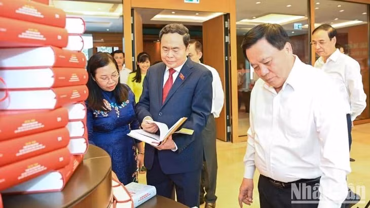 Chủ tịch Quốc hội Trần Thanh Mẫn và các đại biểu tham quan trưng bày cuốn sách của đồng chí Tổng Bí thư Nguyễn Phú Trọng tại buổi lễ.