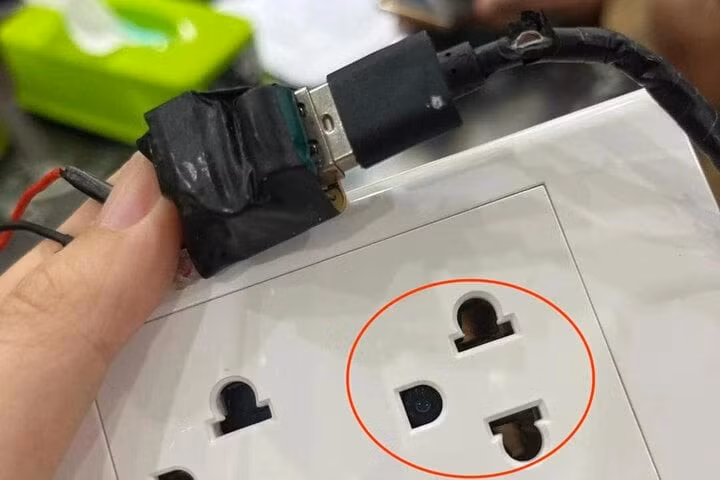 Camera giấu kín được lắp trong ổ điện.