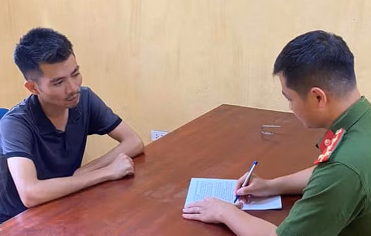 Đối tượng làm việc với cơ quan công an. Ảnh: CACC.