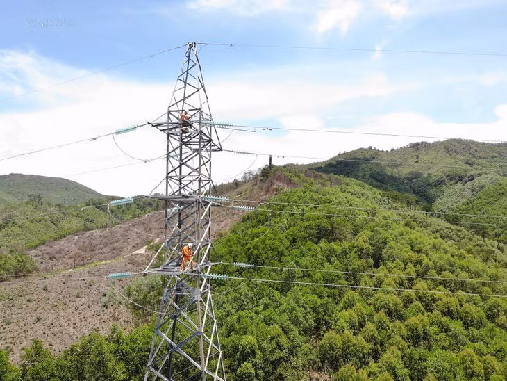 Công nhân Điện lực TP Cẩm Phả xử lý khiếm khuyết lưới điện