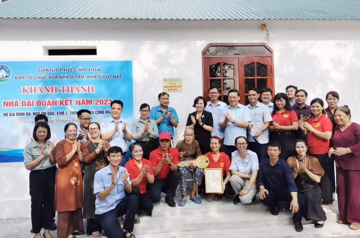 Đại diện CLB từ thiện "Quảng Ninh thân yêu" tham gia khánh thành nhà "Đại đoàn kết" cho hộ bà Ngô Thị Dậu (thôn Giữa, xã Cộng Hòa, TP Cẩm Phả). Ảnh: Dương Trường