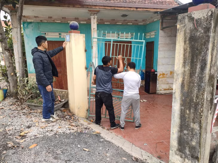 Người dân phường Nam Hòa, TX Quảng Yên bị ảnh hưởng bởi dự án đường ven sông kết nối từ cao tốc Hạ Long - Hải Phòng đến TX Đông Triều (đoạn từ nút giao đầm Nhà Mạc đến đường 338), tự nguyện tháo dỡ vật kiến trúc, nhà cửa bàn giao mặt bằng.