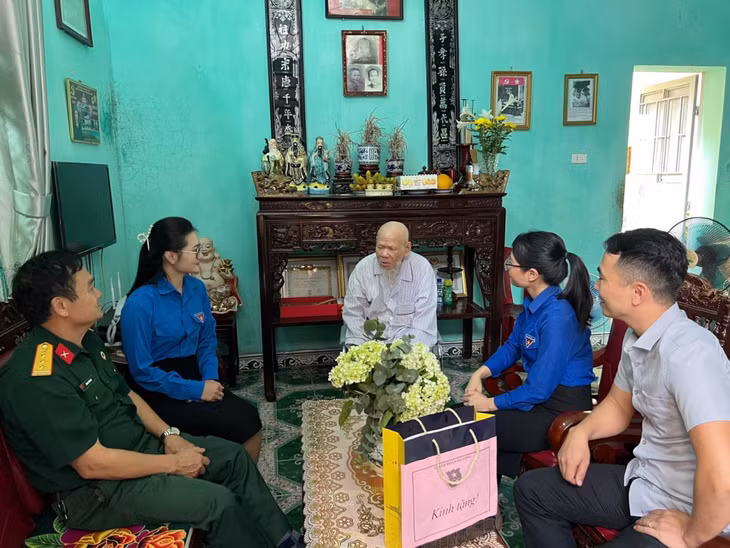 Thành đoàn Hạ Long thăm hỏi, tặng quà tri ân các cựu chiến sỹ trực tiếp tham gia chiến dịch Điện Biên Phủ nhân dịp kỷ niệm 70 năm chiến thắng Điện Biên Phủ.
