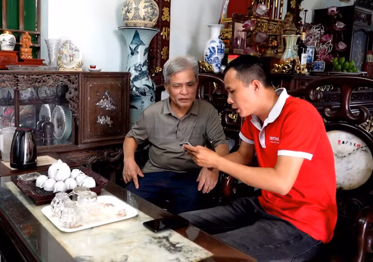 Nhân viên nhà mạng Viettel đến nhà dân hỗ trợ chuyển đổi sim 2G sang sim 4G.