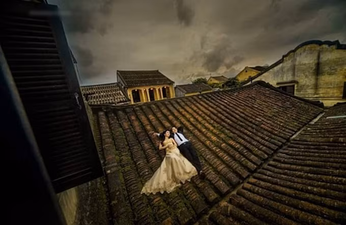 Hành động chụp ảnh cưới trên nóc nhà của một số cặp đôi cũng bị nhắc nhở.