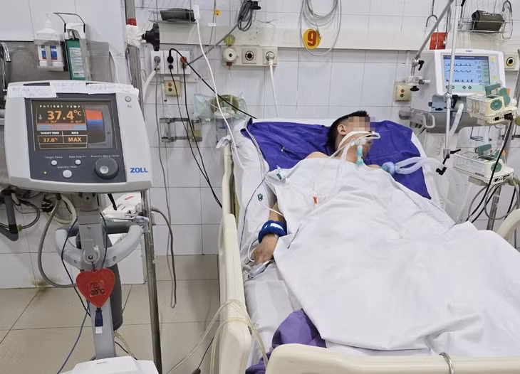 Bệnh nhân T. được điều trị tích cực bằng kỹ thuật hạ thân nhiệt chỉ huy tại khoa Hồi sức tích cực – Thận nhân tạo, Bệnh viện Đa khoa tỉnh.