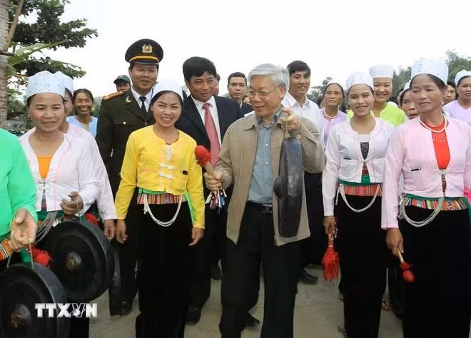 Tổng Bí thư Nguyễn Phú Trọng cùng đánh cồng với đồng bào dân tộc Mường trong Ngày hội Đại đoàn kết toàn dân tộc khu dân cư xóm Cầu, xã Bắc Sơn, huyện Kim Bôi, tỉnh Hòa Bình (13/11/2011). (Ảnh: Trí Dũng/TTXVN)