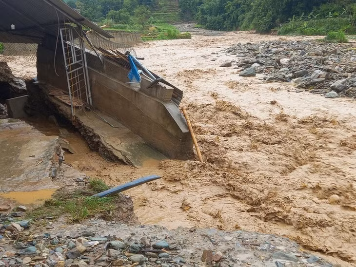 Lũ lớn tràn về gây sập mái hiên nhà dân ở xã Mường Khoa, huyện Bắc Yên, Sơn La