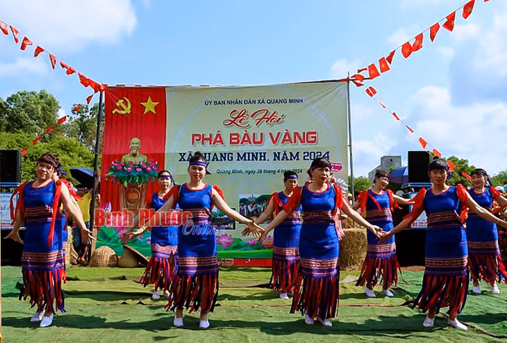 Thổ cẩm được may thành các bộ váy để biểu diễn văn nghệ tại lễ hội Phá bàu xã Quang Minh