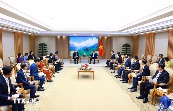 Thủ tướng Phạm Minh Chính tiếp Tổng Thư ký Ban Dân vận Trung ương Đảng Nhân dân Campuchia Hun Many. (Ảnh: Dương Giang/TTXVN)