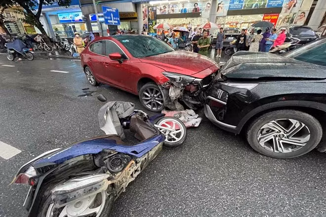 Tai nạn xảy ra giữa 2 ôtô và 3 xe máy. Ảnh: Công an cung cấp