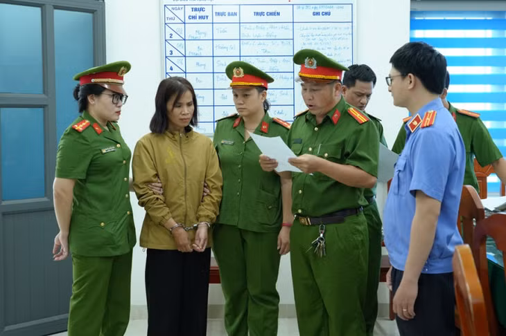Công an đọc quyết định khởi tố, bắt tạm giam bị can Nguyễn Thị Hoài Diễm, thành viên của giáo phái có tên gọi là "Thiên Triều Nam Quốc".