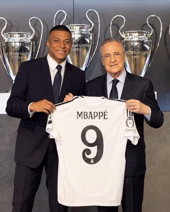 Kylian Mbappe cùng Chủ tịch Florentino Perez công bố số áo chính thức ở Real Madrid. Ảnh: Real Madrid