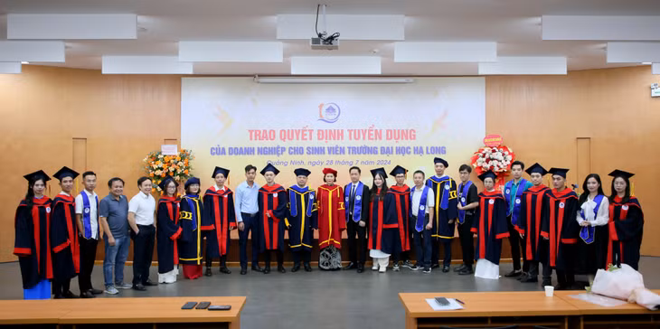 Ngay trong ngày nhận bằng tốt nghiệp, đã có 11 tân cử nhân của Trường Đại học Hạ Long được nhận quyết định tuyển dụng của doanh nghiệp trong và ngoài tỉnh.