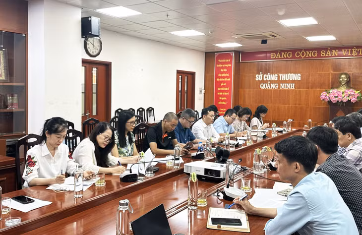 Đoàn công tác Viện Nghiên cứu Trung Quốc thuộc Viện Hàn lâm Khoa học xã hội Việt Nam làm việc với Sở Công Thương Quảng Ninh.